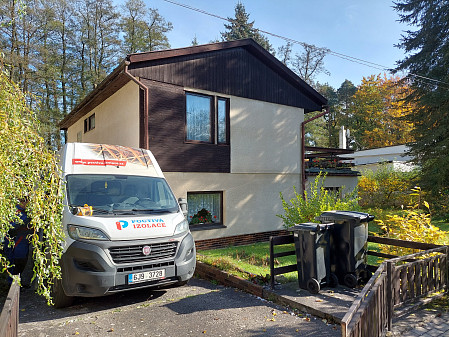 Zateplení stropu rodinného domu se sedlovou střechou v Doksech